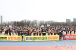 “구로차량기지 광명이전 결사반대”…광명시민 1천여 명 광명시민체육관 운동장에 모여 한목소리 외쳐